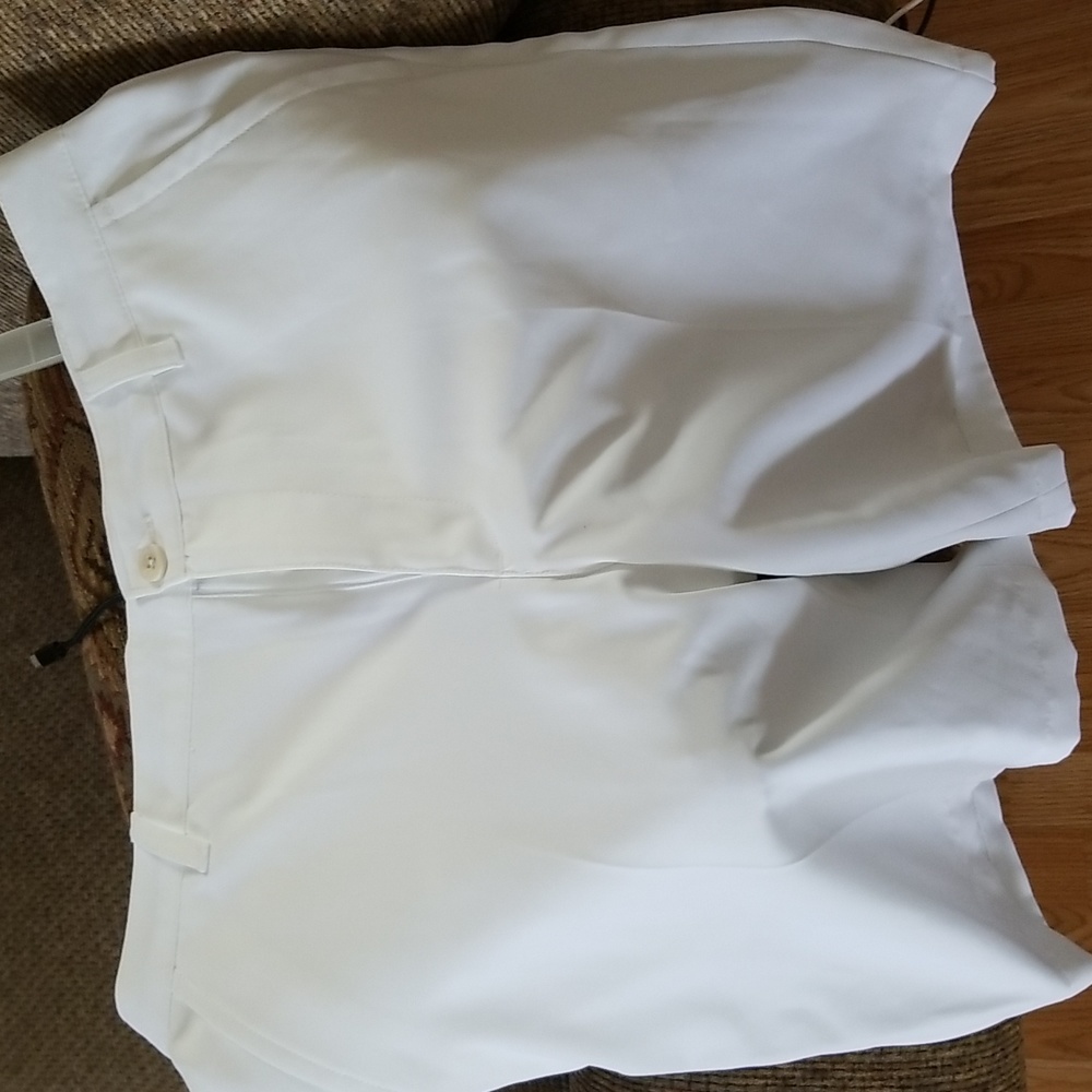 111 NWOT Never worn.  Izod golf shorts mens bright white 32 waist - Picture 6 of 6